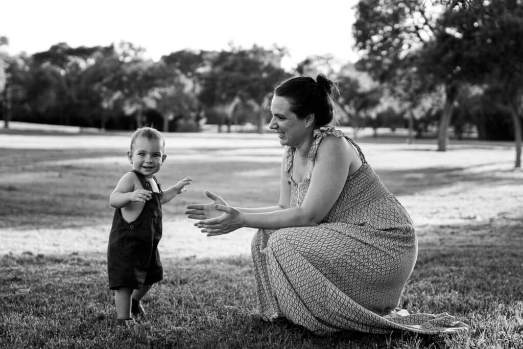 Bebé corriendo hacia su mamá