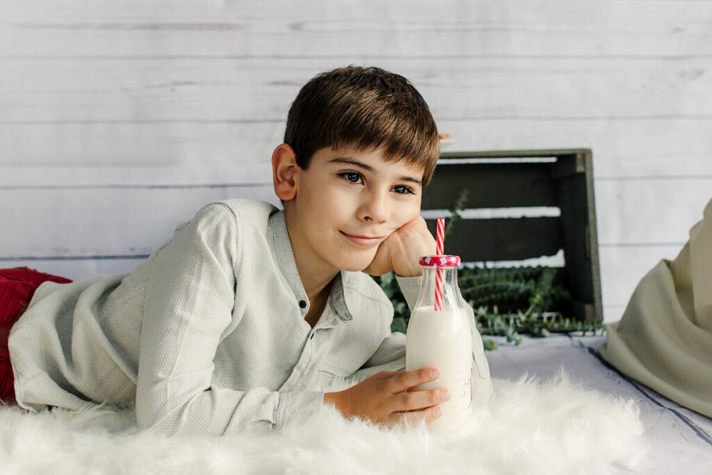 niño con botella de leche