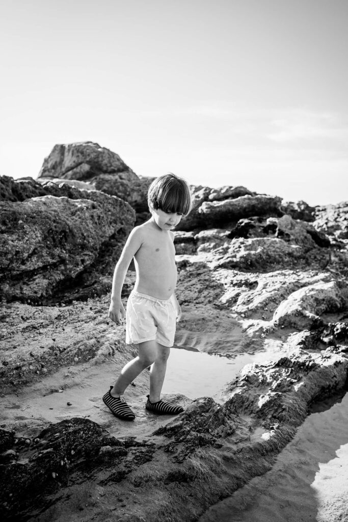 niño en la playa