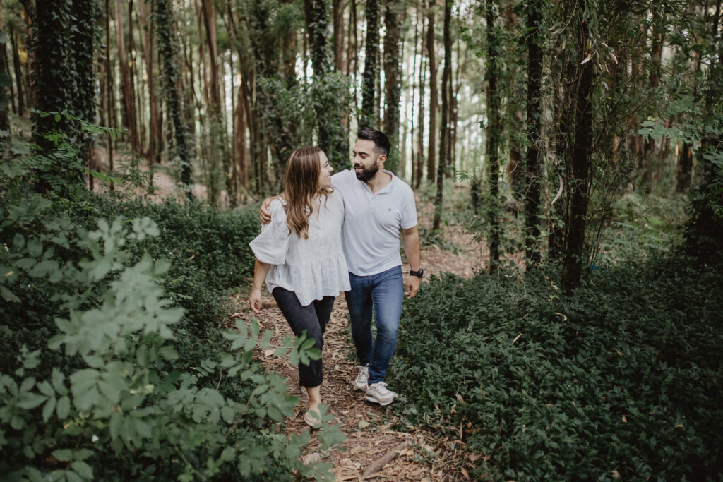 pareja en el bosque