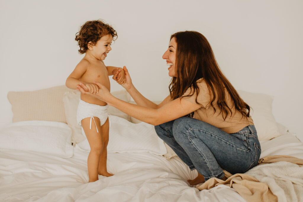 Madre e hija jugando